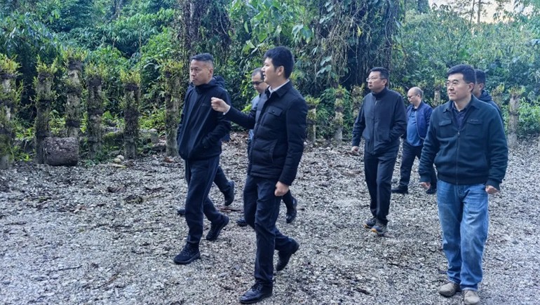 林芝市人民政府副市长王启展一行莅临墨脱奇正石斛种植基地考察指导